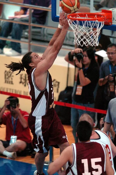 委内瑞拉国家篮球队的赫克托 奥兰多 罗梅罗 在2007年7月31日澳门斯坦科维奇大陆杯的一场篮球比赛中射门 Nba 联盟大使篮球队击败委内瑞拉国家篮球队89 — 图库照片