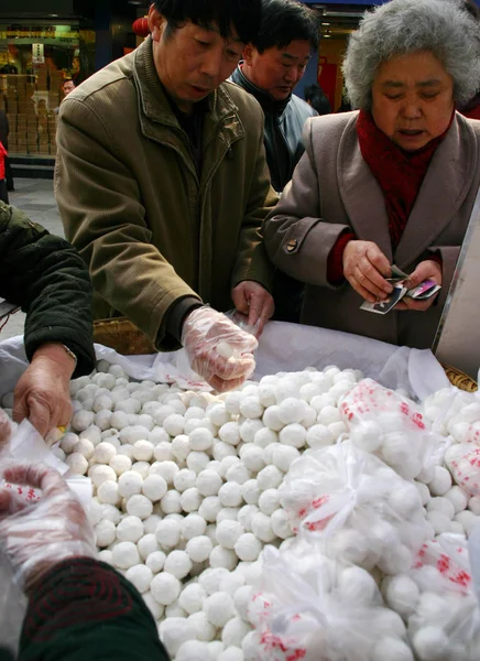 Residentes Chineses Locais Compram Bolinhos Para Tradicional Festival Lanternas Chinesas — Fotografia de Stock