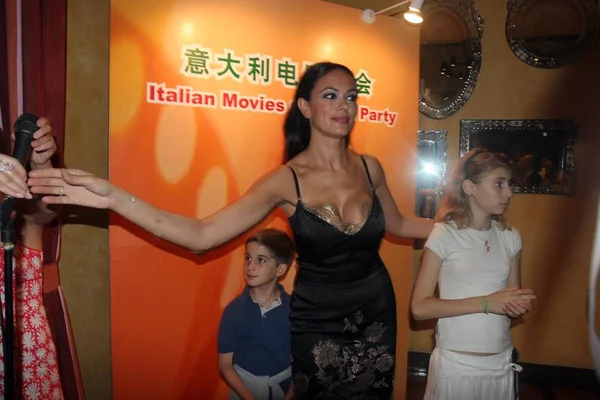 Italian Actress Maria Grazia Cucinotta Stays Two Foreign Child Actors — Stock Photo, Image