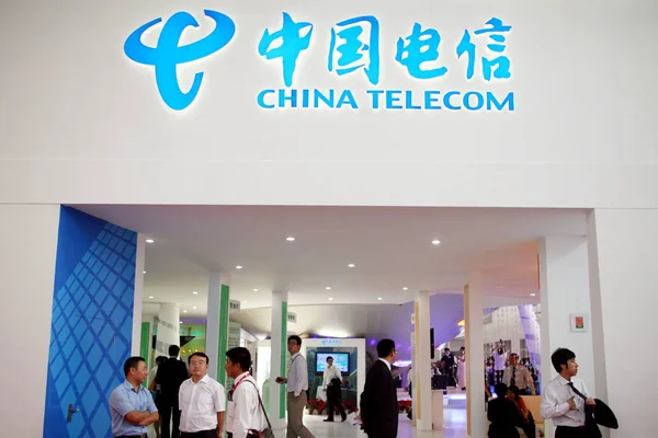 Visitantes Chineses São Vistos Estande China Telecom Durante Uma Exposição — Fotografia de Stock