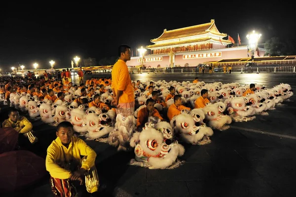 Chińscy Artyści Tańca Lwa Odpocząć Placu Tiananmen Próbie Masowych Obchodów — Zdjęcie stockowe