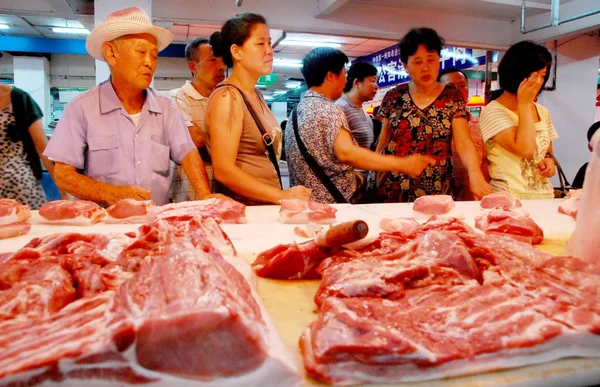Китайські Клієнти Купують Свинину Супермаркеті Місті Шеньян Північно Китайськи Провінція — стокове фото