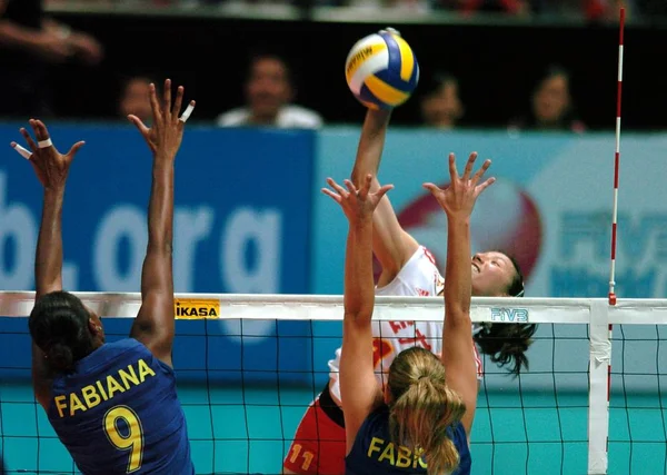 Jogador Voleibol Chinês Espeta Bola Contra Fabiana Claudino Esquerda Fabiola — Fotografia de Stock