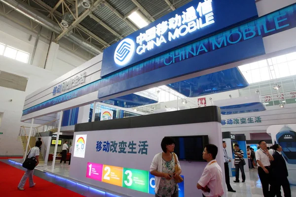 Chinesische Besucher Stand Von China Mobile Während Einer Ausstellung Peking — Stockfoto