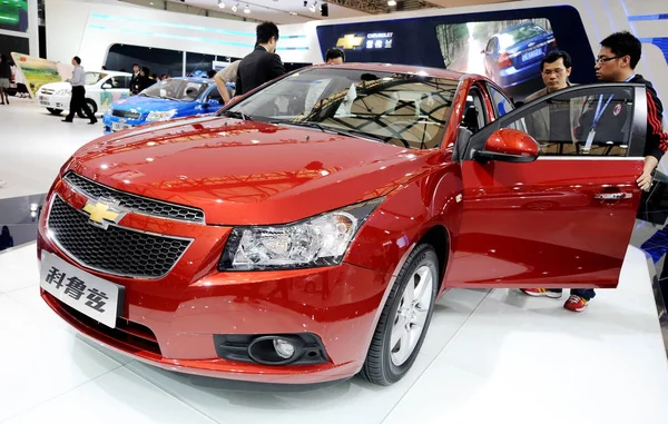 Visitors Look Chevrolet Cruze Manufactured Shanghai Joint Venture General Motors — Stock Photo, Image