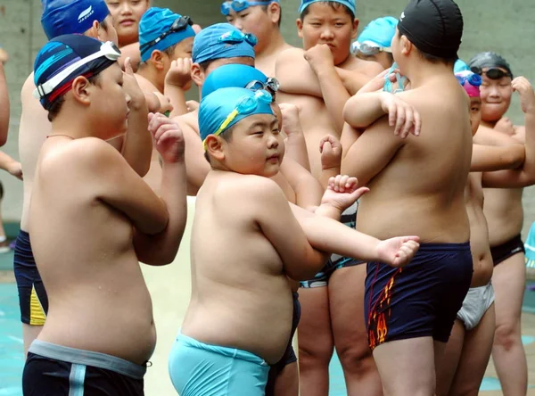Otyłe Chińskie Dzieci Rozgrzewą Się Przed Pływaniem Podczas Letniego Obozu — Zdjęcie stockowe