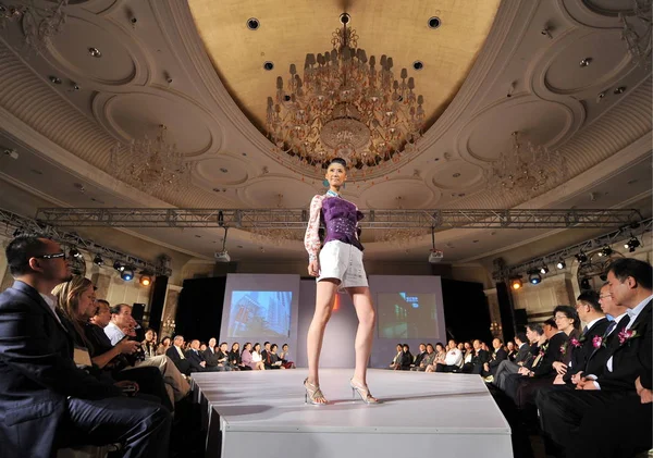 Modell Parádék Során Egy Divatbemutatón Jelölés Megnyitása Shanghai Fashion Week — Stock Fotó
