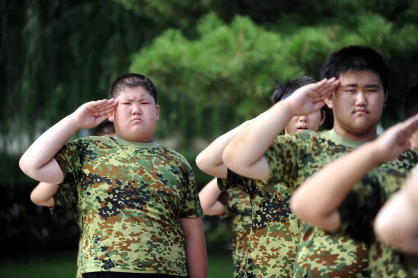 Elhízott Kínai Gyerekek Tisztelgés Egy Gyakorlat Során Katonai Képzés Nyári — Stock Fotó