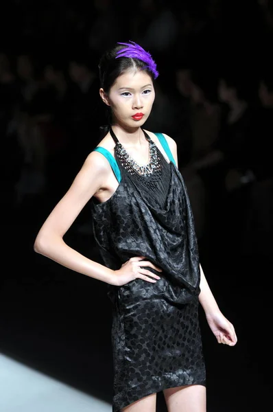 上海ファッション週 2009 年中国 上海市に 2009 日の間に Casilino 2010 年春夏ファッションショーでモデルがパレードします — ストック写真