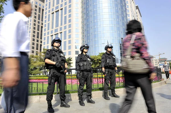 Ciudadanos Chinos Locales Pasan Frente Policía Especial Vigilando Cerca Calle — Foto de Stock