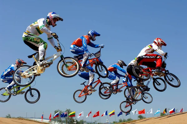 Les Cyclistes Bmx Font Saut Lors Demi Finale Masculine Coupe — Photo