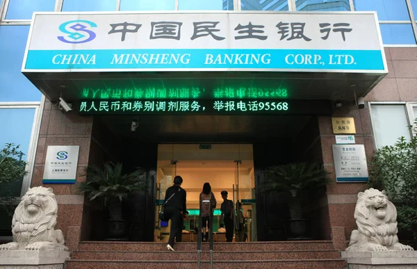 Residentes Locais Entram Uma Filial China Minsheng Banking Corp Ltd — Fotografia de Stock