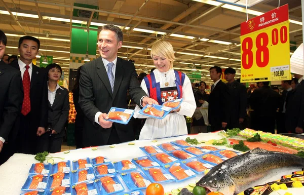 Jens Stoltenberg Deuxième Droite Premier Ministre Norvégien Fait Promotion Saumon — Photo