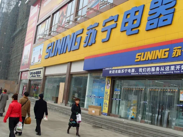 Passers Walk Suning Home Appliances Store Dujiangyan Southwest Chinas Sichuan — Fotografia de Stock