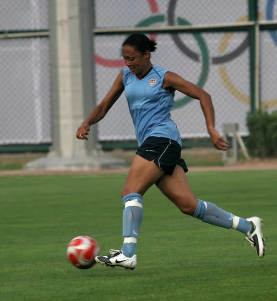2008年7月28日 美国国家女足队员在河北省北部秦皇岛市参加训练 — 图库照片