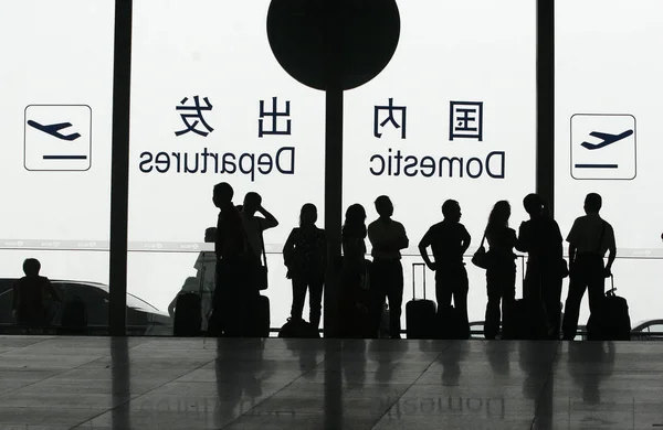 Paseengers Περιμένουν Για Τις Πτήσεις Τους Στο Διεθνές Αεροδρόμιο Capital — Φωτογραφία Αρχείου