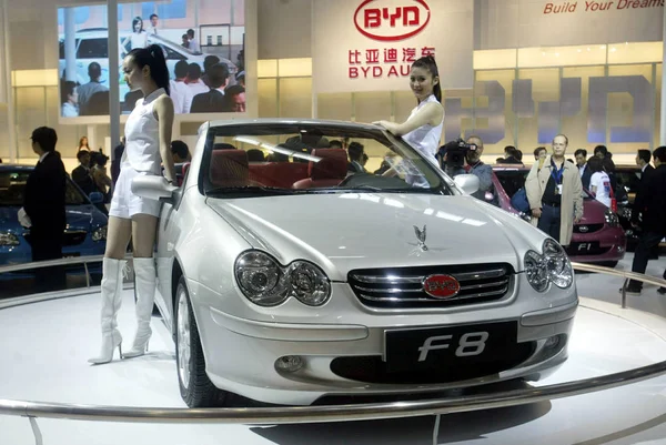 Modelos Posan Con Byd Durante Feria Automóviles Auto China 2008 — Foto de Stock