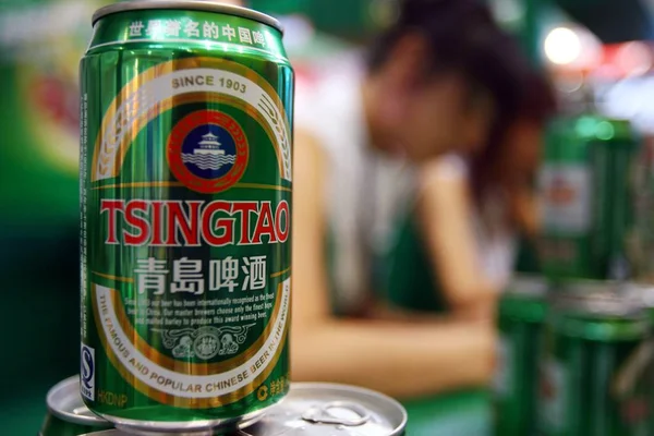 Chinesische Showgirls Zeigen Dosen Tsingtao Bier Während Einer Ausstellung Peking — Stockfoto