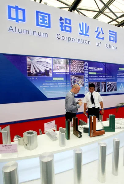 Besucher Betrachten Aluminiumprodukte Stand Der Aluminium Corporation China Bekannt Als — Stockfoto
