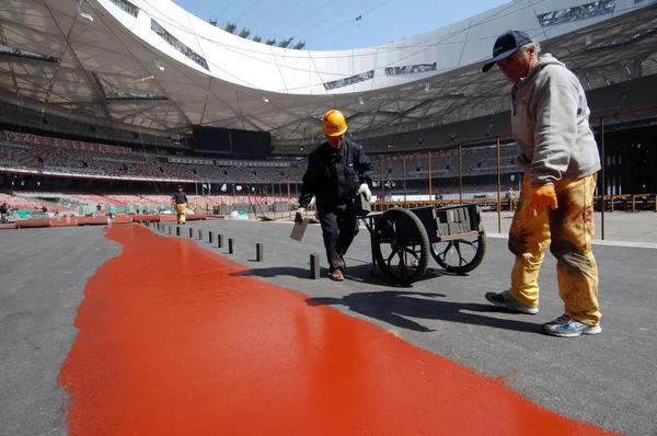 Иностранный Надзиратель Поручает Китайским Рабочим Проложить Пластиковую Трассу Национальном Стадионе — стоковое фото
