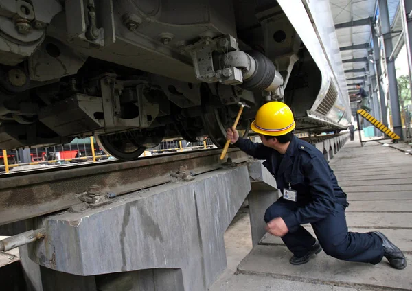 Técnico Chino Comprueba Tren Bala Crh China Railway High Speed —  Fotos de Stock