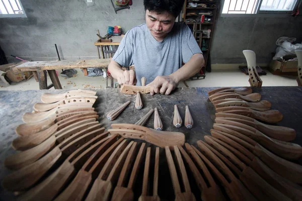 Artesano Años Cai Dongpeng Fabrica Componentes Pipas Nanyin Taller Ciudad —  Fotos de Stock