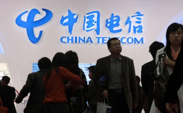 Visitantes Chineses Passam Pelo Estande China Telecom Durante Uma Exposição — Fotografia de Stock