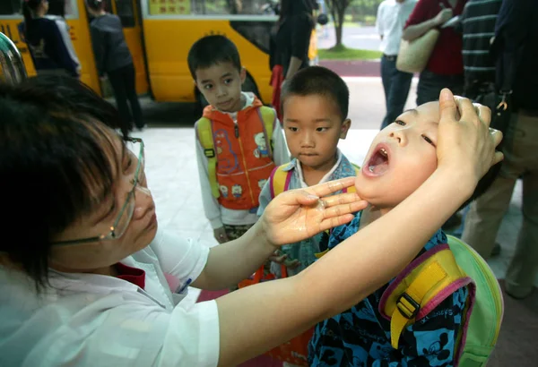 Chinese Medical Worker Examines Child Prevent Enterovirus Ev71 Kindergarten Foshan — Stock Photo, Image