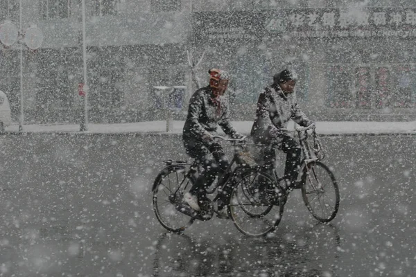 Twee Chinese Vrouwen Rijden Fiets Tijdens Een Plotselinge Grote Sneeuwval — Stockfoto