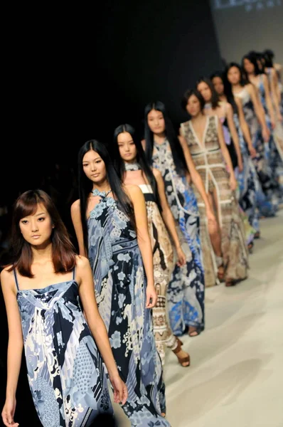 Modelli Sfilano Alla Sfilata Leonard Durante Shanghai Fashion Week 2009 — Foto Stock