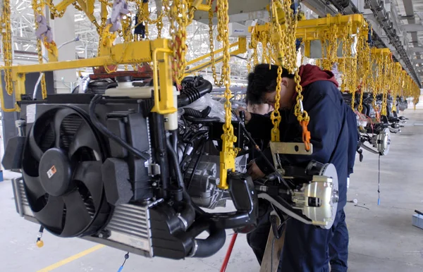 Китайские Рабочие Собирают Автомобильные Двигатели Конвейере Автомобильном Заводе Nanjing Automobile — стоковое фото