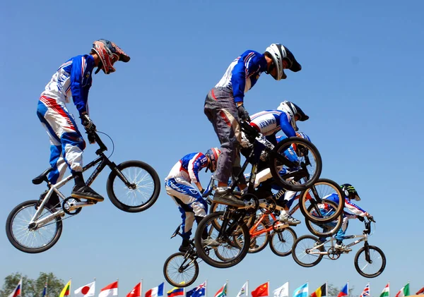 Велогонщики Bmx Совершили Прыжок Время Полуфинала Кубка Мира Uci Bmx — стоковое фото