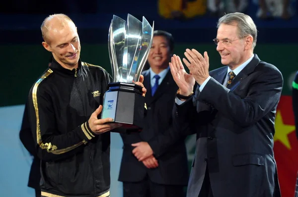 Presidente Del Comitato Olimpico Internazionale Jacques Rogge Destra Presenta Trofeo — Foto Stock