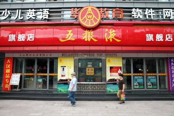 Des Citoyens Chinois Passent Devant Magasin Alcool Wuliangye Shanghai Chine — Photo