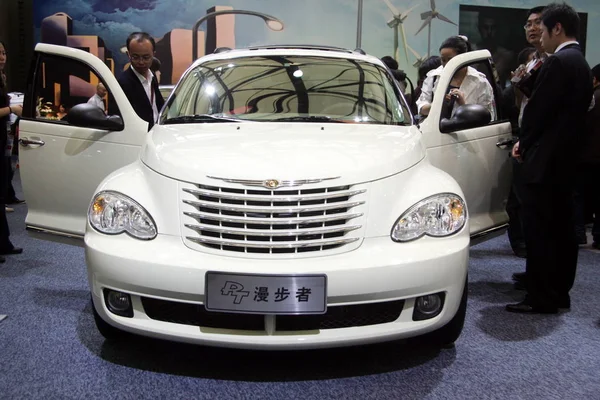 Odwiedzający Spojrzeć Chrysler Cruiser Wyświetlaczu Wystawie Shanghai International Automobile Przemysłu — Zdjęcie stockowe