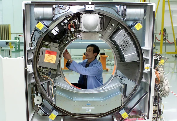 Kínai Gyári Munkás Összeszereli Szkenner Gyári Siemens Kft Kína Shanghai — Stock Fotó
