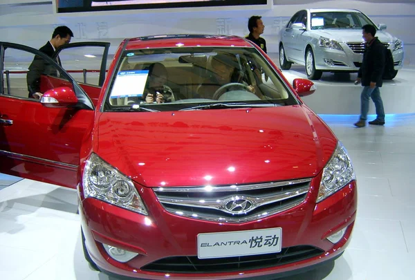 Chinese Visitors Look Elantra Yuedong Manufactured Beijing Hyundai Joint Venture — Stock Photo, Image