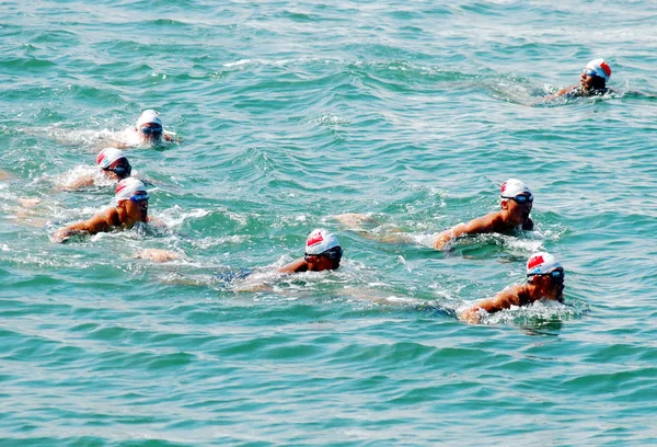 Partecipanti Cinesi Competono All Evento Nuoto Del Primo Triathlon Militare — Foto Stock