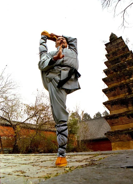 シャオリン僧侶が中国河南省中南部の松山市のシャオリン寺院でシャオリンカンフーを訓練 — ストック写真