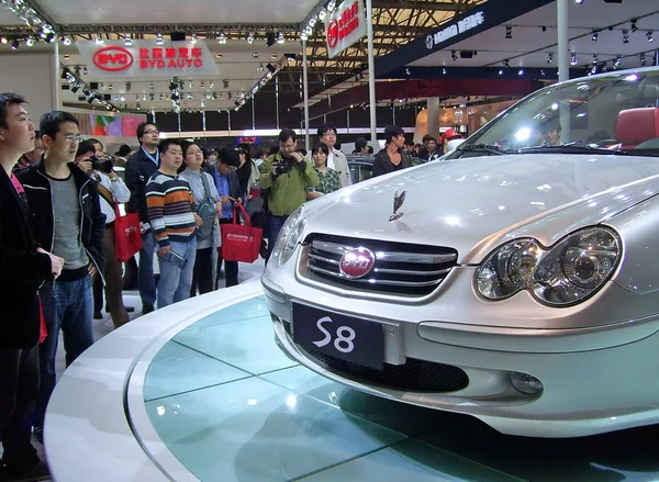 Visitantes Olham Para Byd Durante Auto Shanghai 2009 Xangai China — Fotografia de Stock