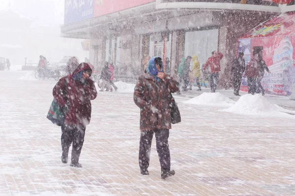 Chinese Locals Lopen Onder Zware Sneeuwval Qiqihaer Van Noordoost Chinas — Stockfoto