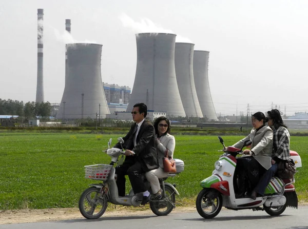 Ciclisti Cinesi Guidano Loro Biciclette Elettriche Davanti Una Centrale Elettrica — Foto Stock