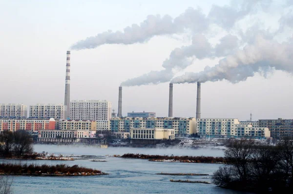Dym Jest Postrzegany Jako Emitowany Kominów Zakładach Brzegu Rzeki Songhua — Zdjęcie stockowe