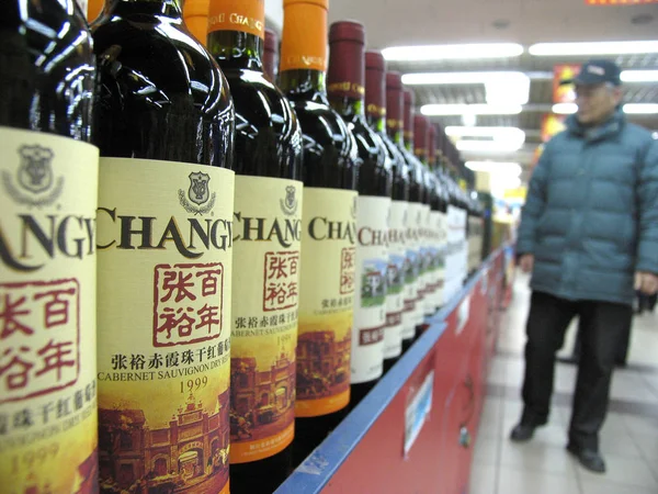 Cliente Cinese Acquista Vino Changyu Supermercato Pechino Ottobre 2006 — Foto Stock