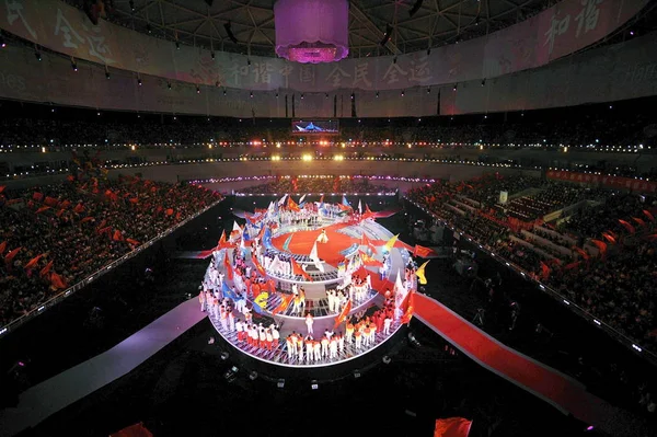 2009年10月28日星期三 在中国东部山东省济南市举行的第十一届全国运动会闭幕式上 中国运动员挥舞国旗 — 图库照片