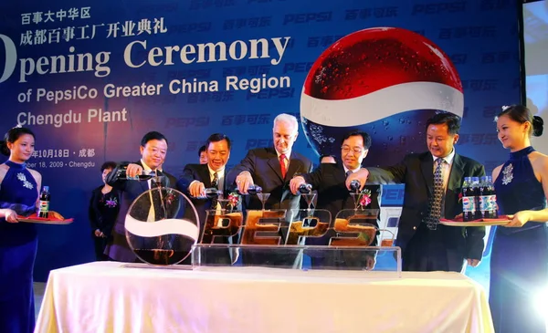 Кен Ньюэлл Центре Президент Pepsico Greater China Китайские Чиновники Наливают — стоковое фото