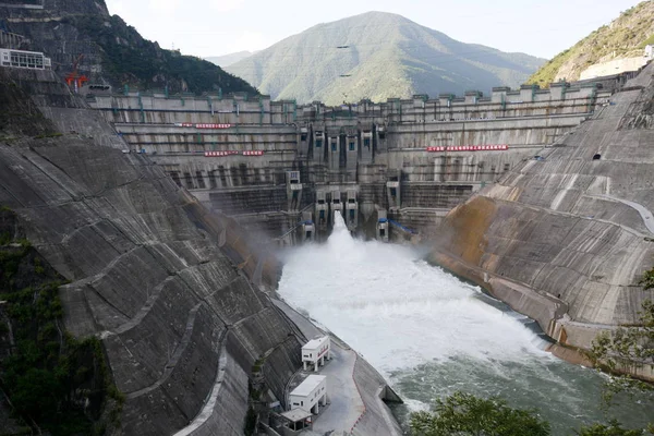 Water Wordt Gezien Afgevoerd Uit Dam Van Xiaowan Waterkrachtcentrale Zuidwest — Stockfoto