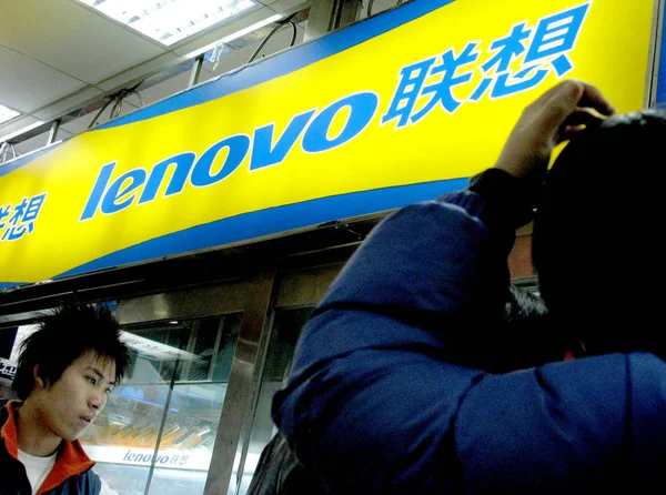 Китайські Покупці Комп Ютерів Ходити Повз Lenovo Store Пекіні Жовтня — стокове фото