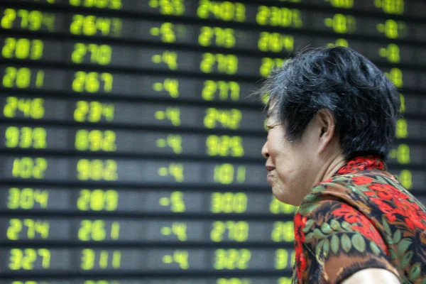 2009年8月31日星期一 在中国东部安徽省淮北一家股票经纪公司 一位中国投资者在一家显示股价 绿色价格下跌 的董事会面前感到担忧 — 图库照片