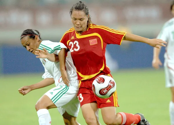 Chinas Zhou Gaoping Right Competes Player Mexican National Women Soccer — Stock Photo, Image